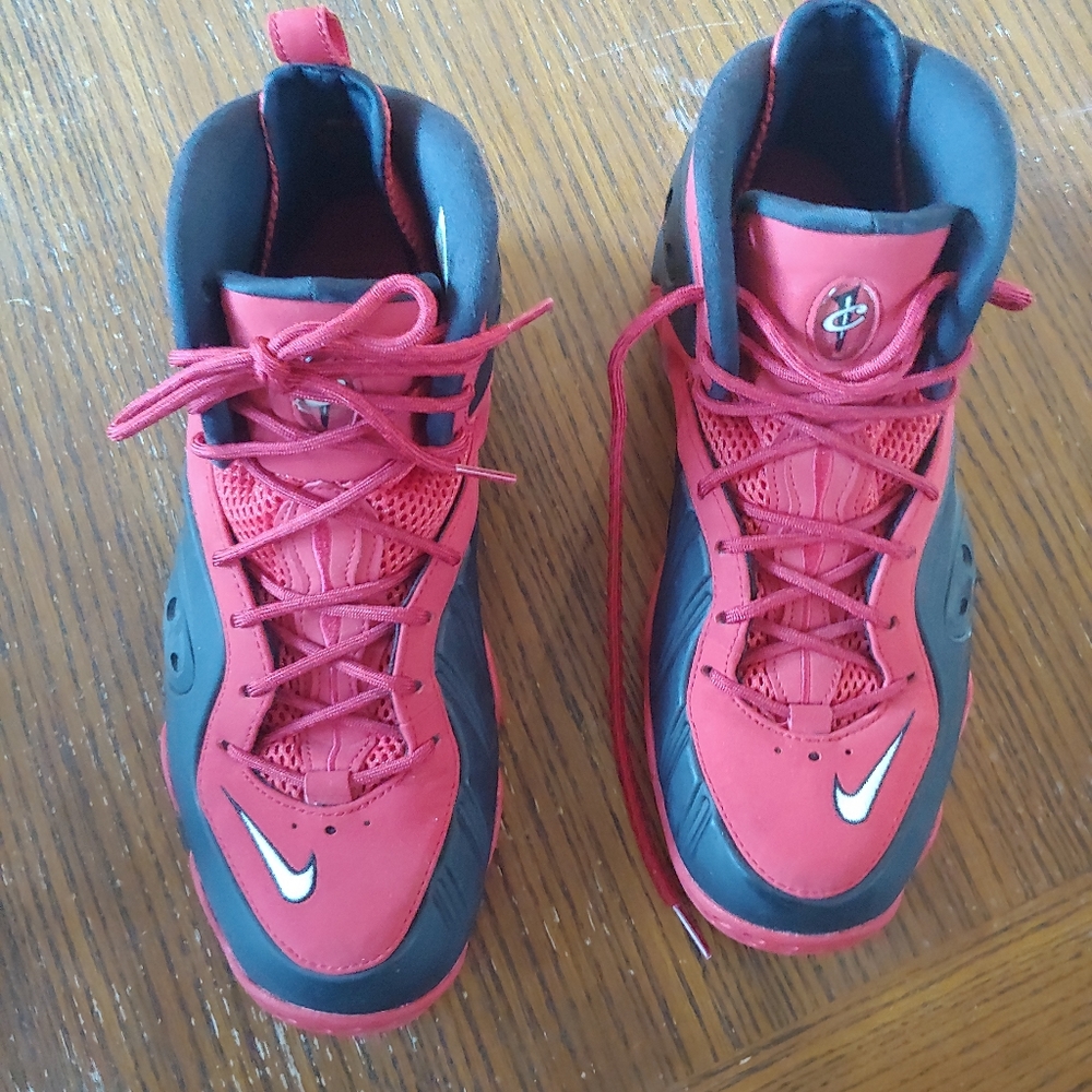 Nike Zoom Rookie University black and red basketball tennis shoe. Size 9…